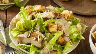 Рецепт Салата цезарь с курицей и гренками