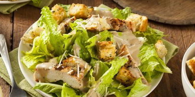 Рецепт салата цезарь с курицей и гренками