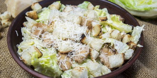 Рецепт салата цезарь с курицей и сухариками