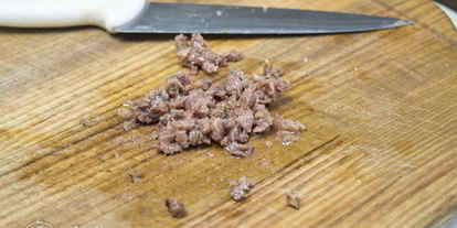 Шаг 1: салата цезарь с курицей и сухариками