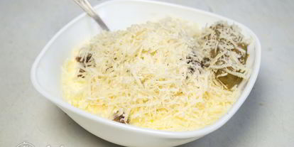 Шаг 2: салата цезарь с курицей и сухариками