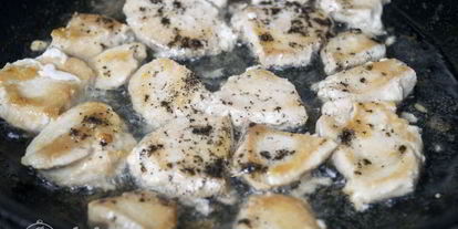 Шаг 3: салата цезарь с курицей и сухариками