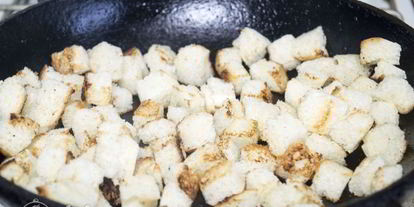 Шаг 4: салата цезарь с курицей и сухариками