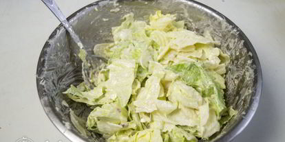 Шаг 5: салата цезарь с курицей и сухариками