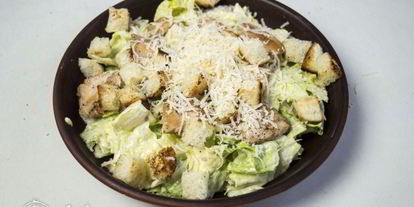 Шаг 6: салата цезарь с курицей и сухариками