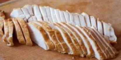 Шаг 1: салата цезаря с курицея копченого