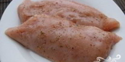 Шаг 1: салата цезарь с курицей с помидорами