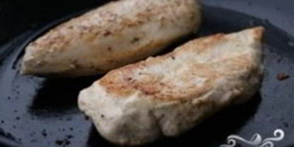 Шаг 2: салата цезарь с курицей с помидорами