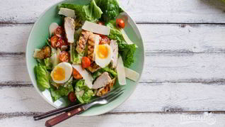 Рецепт Салата Цезарь с лимонно-медовой заправкой