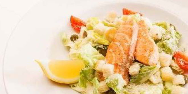 Рецепт салата цезарь с лососем