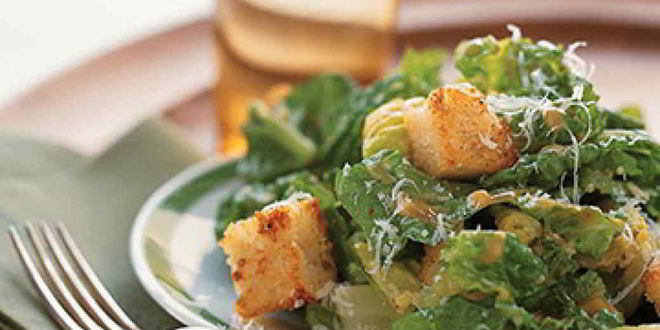 Рецепт Салата Цезарь с маринованной обжаренной куриной грудкой и классической заправкой с вустерширским соусом