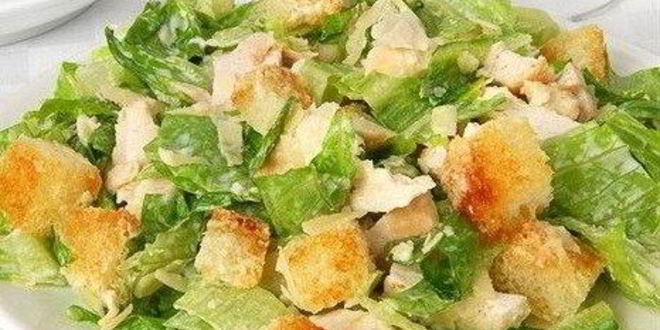 Рецепт салата цезарь с огурцами и маслинами