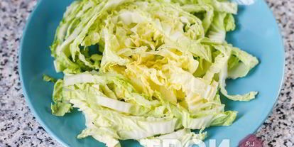 Шаг 1: салата цезарь с пекинской капустой