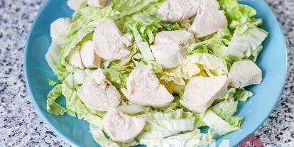 Шаг 2: салата цезарь с пекинской капустой