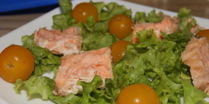 Шаг 2: салата цезарь с рыбой