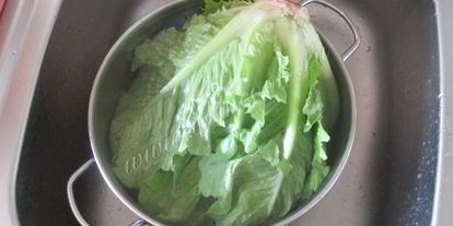 Шаг 2: салата цезарь с семгой