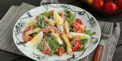 Шаг 11: салата цезарь с семгой