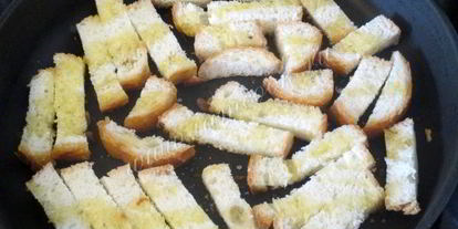 Шаг 3: салата цезарь с семгой