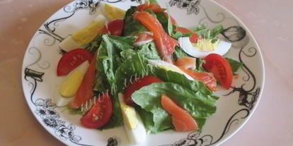 Шаг 9: салата цезарь с семгой