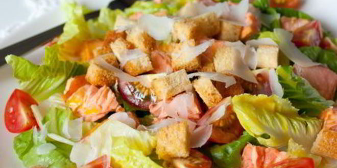 Рецепт Цезаря с лососем и помидорками черри