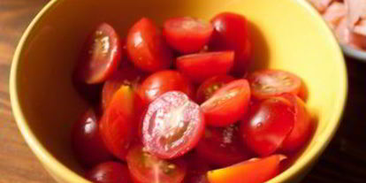 Шаг 4: цезаря с лососем и помидорками черри