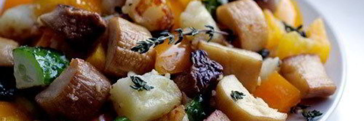 Рецепт Теплого салата с королевскими вешенками, обжаренным картофелем и тимьяном