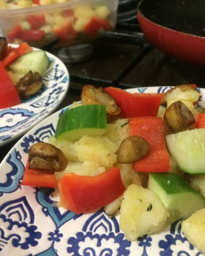 Рецепт теплого салата с королевскими вешенками, обжаренным картофелем и тимьяном