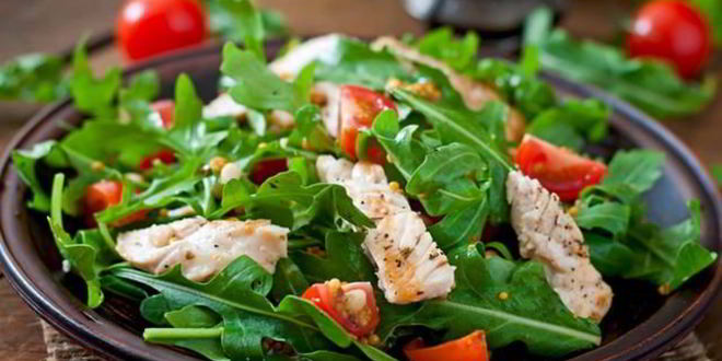 Рецепт теплого салата с рукколой и куриной грудкой