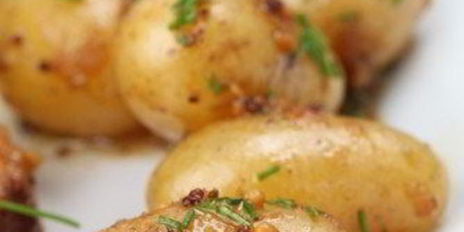 Рецепт отварного картофеля с винегретом из трав и вермутом