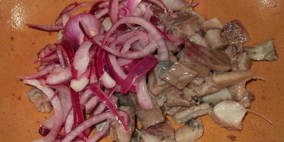 Шаг 2: салата с сельдью под соусом винегрет