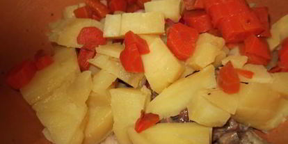 Шаг 3: салата с сельдью под соусом винегрет