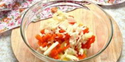 Шаг 2: винегрета классического с горошком и капустой