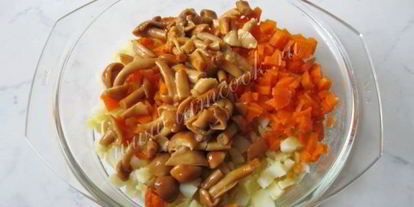 Шаг 4: винегрета с маринованными опятами