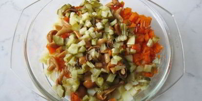 Шаг 5: винегрета с маринованными опятами