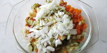 Шаг 6: винегрета с маринованными опятами