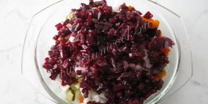 Шаг 8: винегрета с маринованными опятами