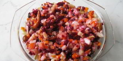 Шаг 9: винегрета с маринованными опятами