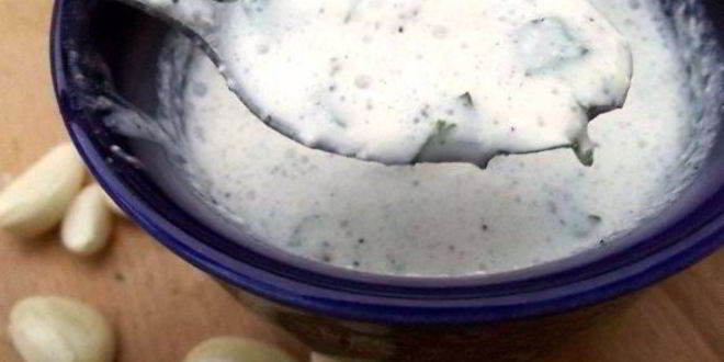 Рецепт чесночного соуса со сметаной
