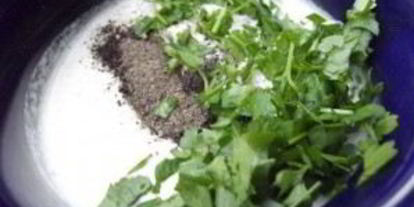 Шаг 2: чесночного соуса со сметаной