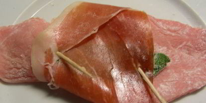 Шаг 2: сальтимбокки по-римски и соус к ней