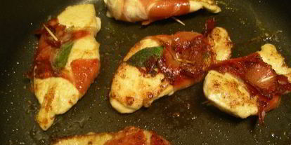 Шаг 3: сальтимбокки по-римски и соус к ней