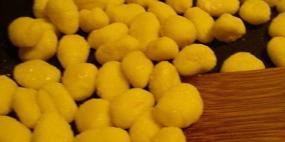 Шаг 5: сальтимбокки по-римски и соус к ней