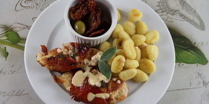 Шаг 6: сальтимбокки по-римски и соус к ней