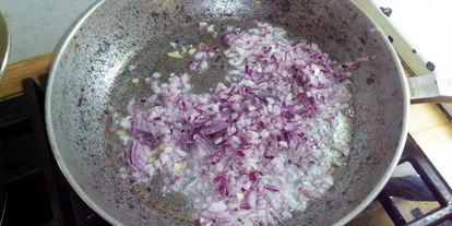 Шаг 1: соуса для пиццы на помидорах и луке