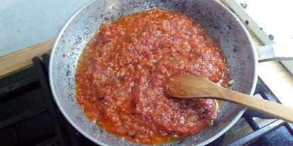 Шаг 2: соуса для пиццы на помидорах и луке