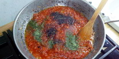 Шаг 3: соуса для пиццы на помидорах и луке