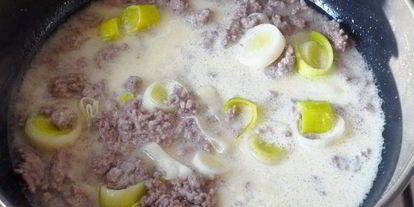 Шаг 1: соуса из рубленого мяса, белого вина и сливочного сыра