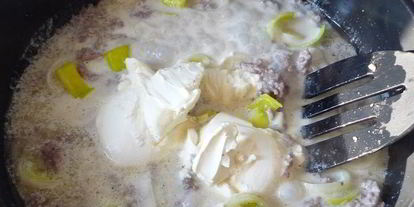 Шаг 2: соуса из рубленого мяса, белого вина и сливочного сыра