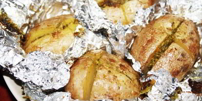 Шаг 3: печеного картофеля с соусома песто