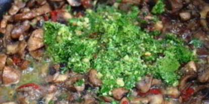 Шаг 4: песто из грибов